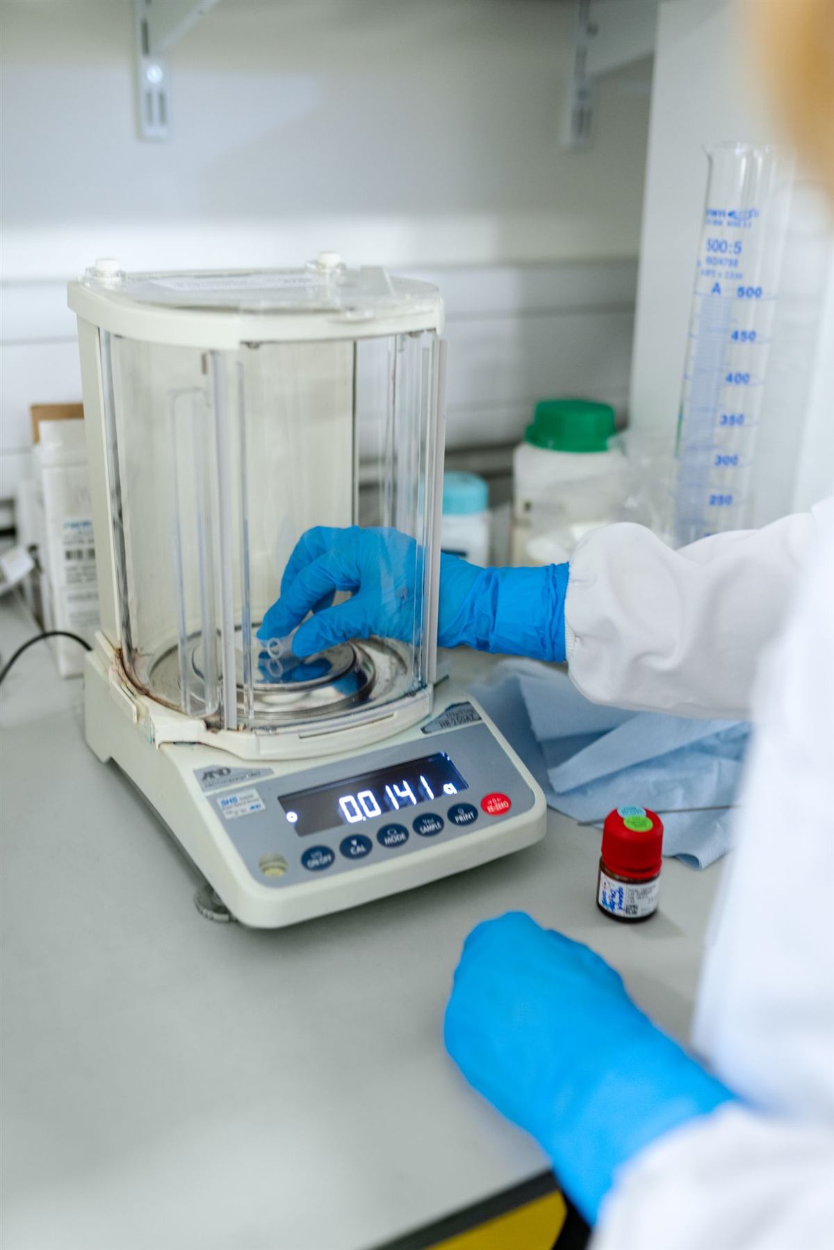 Kỹ thuật viên xét nghiệm mẫu nước trong phòng lab